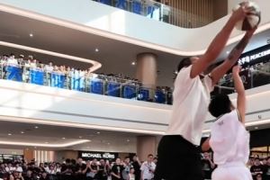 叔叔要背打了哦~阿隆-戈登中国行和小球员单挑 双手抓帽+背打暴扣