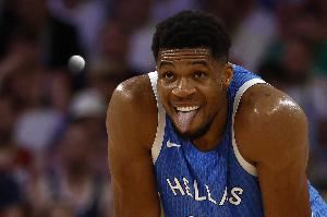 根本拦不住！字母哥半场10中7高效砍14分4板 连续攻筐撕碎防守