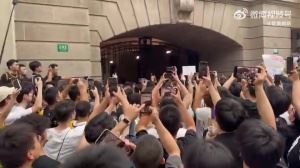 詹姆斯活动现场门口聚集大批球迷齐声高呼GOAT迎接老詹