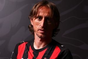 米兰官方祝魔笛40岁生日快乐：从书写足坛历史到开启米兰生涯