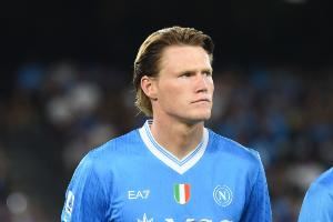 迪马：麦克托米奈有望在欧冠首发 霍伊伦缺席球队训练出战成疑