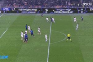 埃斯波西托禁区倒地，VAR介入后依旧没有判罚点球图片