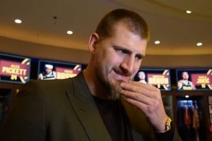 戈登今天的扣篮如何？约基奇不解：我不记得他扣篮了 啥时候啊？