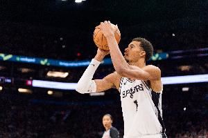 索汉能打！NBA杯马刺战火箭先发：卡斯尔瓦塞尔尚帕尼巴恩斯文班