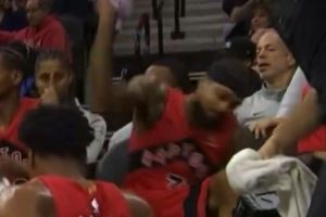 沮丧！英格拉姆暂停时怒砸水瓶 砸到工作人员&给巴恩斯吓一激灵