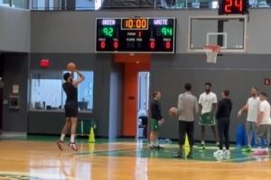 凯记：塔图姆回到了凯尔特人训练馆 并进行了简单的投篮训练