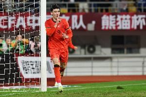 足球报谈拜合拉木：作用不止进球，能扛住对方中卫帮助队友前插